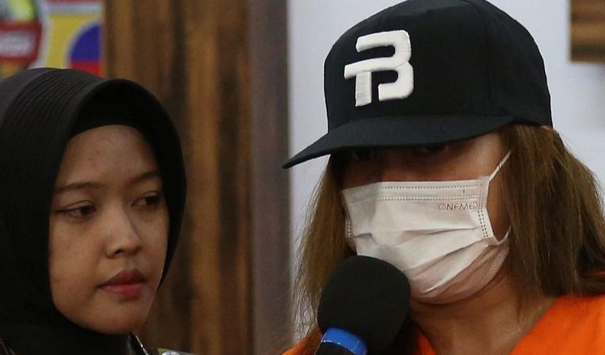 "Saya ingin mengucapkan permintaan maaf yang sebesar-besarnya untuk masyarakat Indonesia, suami saya, anak-anak saya, keluarga terbesar saya dan teman-teman terdekat saya. Maafkan kalau ini saya menjadi contoh yang tidak baik,"