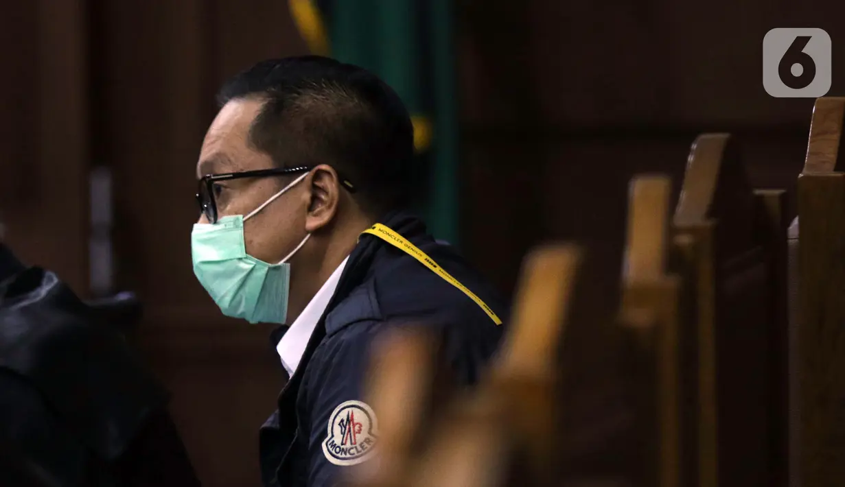 Terdakwa kasus dugaan suap penghapusan red notice atas nama Djoko S Tjandra, Brigjen (Pol) Prasetijo Utomo saat menjalani sidang lanjutan di Pengadilan Tipikor Jakarta, Senin (7/12/2020). Sidang menyimak keterangan saksi-saksi. (Liputan6.comHelmi Fithriansyah)