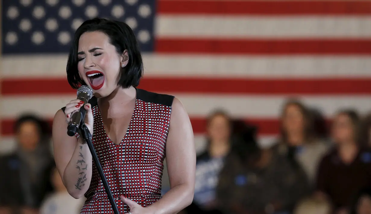 Penyanyi Demi Lovato menyanyikan lagu saat tampil di kampanye calon presiden AS dari Partai Demokrat Hillary Clinton di Iowa City, USA, (21/1). Hillary menjadi satu-satunya perempuan yang mencalonkan diri menjadi Presiden AS. (REUTERS/Jim Muda)