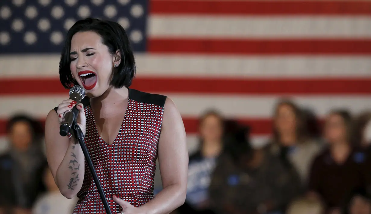 Penyanyi Demi Lovato menyanyikan lagu saat tampil di kampanye calon presiden AS dari Partai Demokrat Hillary Clinton di Iowa City, USA, (21/1). Hillary menjadi satu-satunya perempuan yang mencalonkan diri menjadi Presiden AS. (REUTERS/Jim Muda)