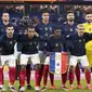 Pemain Timnas&nbsp;Prancis melakukan sesi foto sebelum pertandingan Grup D Piala Dunia 2022 melawan Timnas&nbsp;Denmark di Stadium 974, Qatar, Sabtu (26/11/2022). (AP Photo/Martin Meissner)