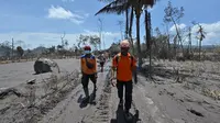 Tim SAR melakukan operasi pencarian di Desa Curah Kobokan, Lumajang, Selasa (7/12/2021). Desa yang berada sekitar 15 km dari Lereng Semeru tersebut menjadi desa paling parah yang terkena dampak letusan Gunung Semeru dan sebagian besar rumah di lokasi tersebut runtuh. (ADEK BERRY/AFP)