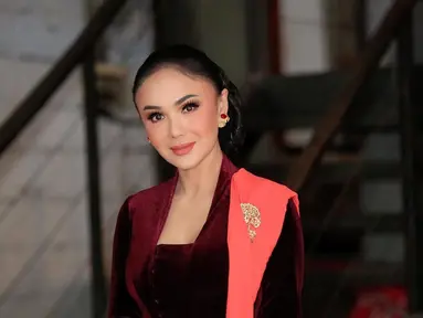 Sejumlah selebritas menyatakan dukungan terhadap pelestarian kebaya sebagai salah satu warisan agung nenek moyang bangsa Indonesia. Selain Dian Sastrowardoyo, ada Yuni Shara. Belakangan, kakak kandung Krisdayanti memamerkan sejumlah pose berkebaya di akun Instagram terverifikasinya. Yuni Shara seraya mengajak masyarakat Tanah Air berkebaya. (Foto: Dok. Instagram @yunishara36)