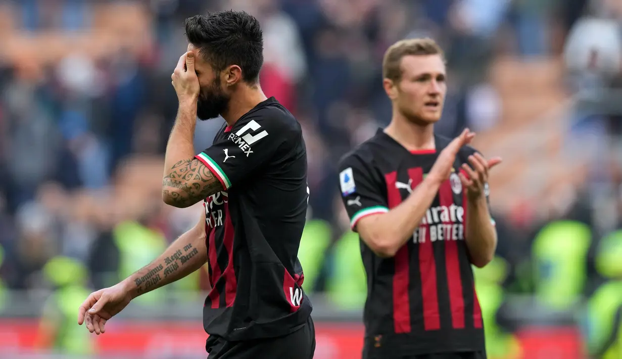 Pemain AC Milan Olivier Giroud bereaksi setelah kalah dari Sassuolo pada pertandingan sepak bola Liga Italia di Stadion San Siro, Milan, Italia, 29 Januari 2023. AC Milan dipermalukan 2-5 oleh Sassuolo. (AP Photo/Antonio Calanni)