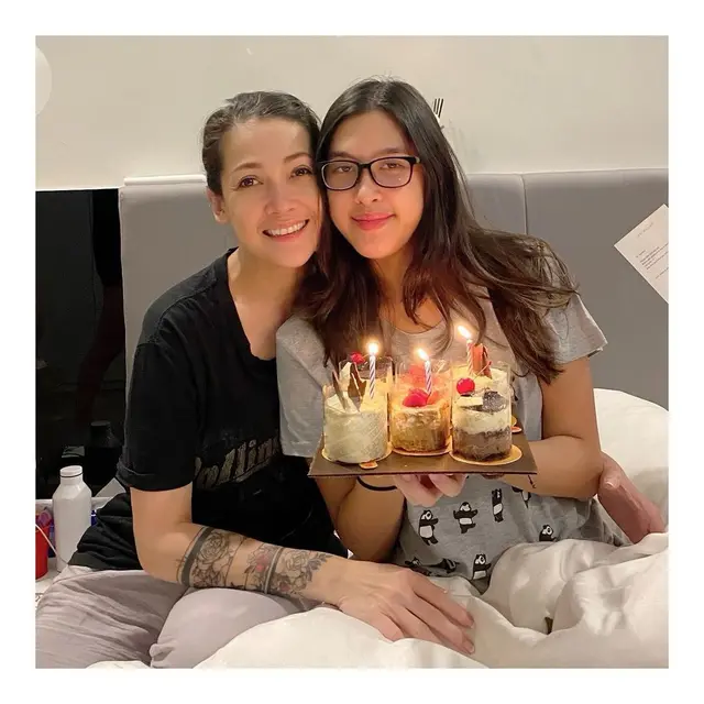 Anaknya Genap 20 Tahun, Ini 6 Potret Kebersamaan Mieke Amalia dan Putri Sulungnya