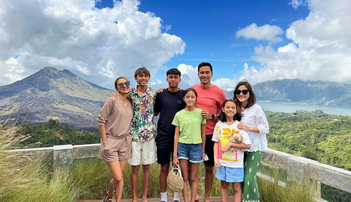 Darius Sinathrya dan Donna Agnesia, menghabiskan waktu bersama dengan anak-anak sebelum mereka menjalani pendidikan di Jerman. (Foto: Instagram/@darius_sinathrya)