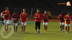 Kapten Timnas Kyrgyzstan Mirlan Murzaev (celana hitam) memimpin rekan setimnya berlari mengelilingi Stadion GBK Jakarta (Liputan6.com/ Helmi Fithriansyah)