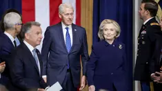 Mantan Presiden Amerika Serikat, Bill Clinton (kiri) bersama mantan Menteri Luar Negeri AS Hillary Clinton tiba untuk menghadiri upacara pelantikan di mana Donald Trump akan diambil sumpahnya sebagai Presiden AS ke-47 di Rotunda Capitol AS, Washington DC, pada 20 Januari 2025. (Shawn THEW/POOL/AFP)