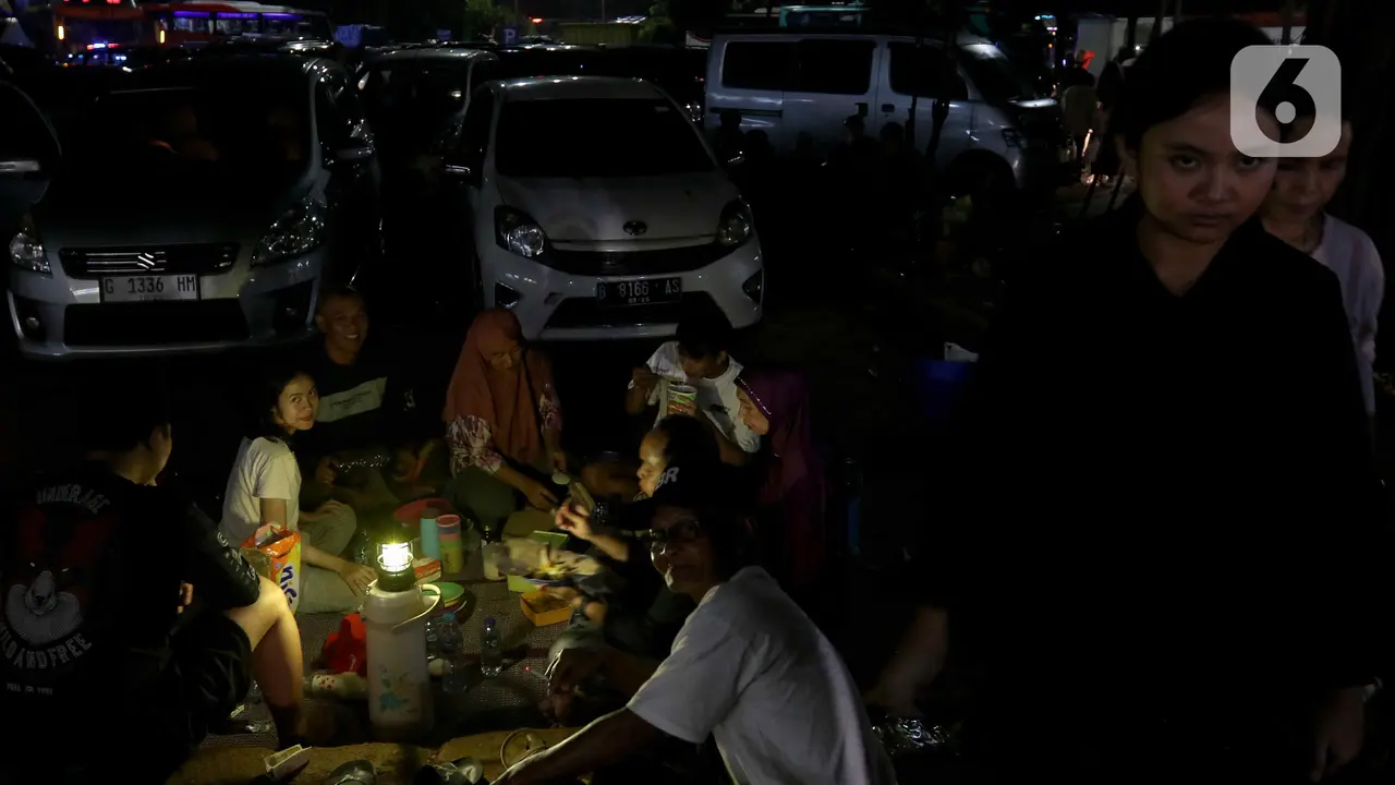 Pemudik Padati Rest Area KM 102 Cipali saat Waktu Berbuka Puasa Tiba