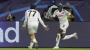 <p>Pemain Napoli, Victor Osimhen (kanan) merayakan gol pertama timnya ke gawang Eintracht Frankfurt bersama Khvicha Kvaratskhelia pada laga leg pertama 16 besar Liga Champions 2022/2023 yang berlangsung di Deutsche Bank Park, Rabu (22/2/2023) WIB. (AP Photo/Michael Probst)</p>