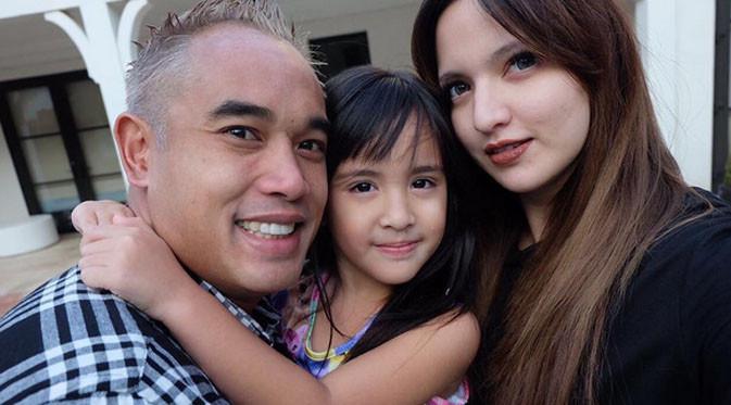 Unggah Foto Anak Dengan Baju Terbuka Nia Ramadhani Diperingatkan Showbiz Liputan6 Com