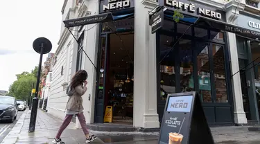 Seorang wanita melewati Caffe Nero yang dibuka kembali untuk layanan dibawa pulang (takeaway) di Maida Vale di London, Inggris (10/6/2020). Beberapa kedai kopi di Inggris telah dibuka kembali untuk pengiriman atau layanan takeaway dengan mengikuti aturan jaga jarak sosial. (Xinhua/Han Yan)