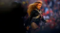 Menurut Forbes, Beyonce memiliki jumlah kekayaan USD54 juta atau sekitar Rp 704 miliar. Selain konser, kekayaan istri Jay Z itu juga berasal dari penjualan album termasuk Lemonade yang merajai peringkat penjualan album. (Ronald Martinez/Getty Images/AFP)
