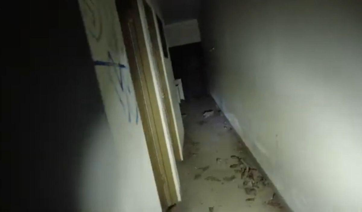 Saat memasuki rumah, pengunjung langsung menghadapi lorong-lorong yang tampak sangat gelap.