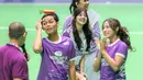 Kehadiran Brand Ambassador tim Esports, Vonzy Felicia (tengah), pemain Timnas Indonesia Wanita, Shafira Ika (kanan) dan konten kreator, Ini Ganta (dua kiri) dalm Fun Match AXIS Nation Cup 2023 makin membuat penonton yang hadir terhibur. (Bola.com/Bagaskara Lazuardi)
