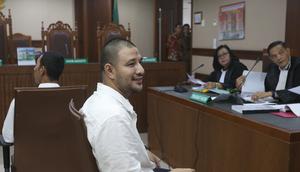 Pesohor Muhammad Ammar Akbar alias Ammar Zoni saat dihadirkan secara langsung pada persidangan terkait kasus peredaran narkotika di dalam Lembaga Pemasyarakatan (Lapas) Salemba di Pengadilan Negeri Jakarta Pusat, Kamis (18/12/2025). (merdeka.com/Arie Basuki)