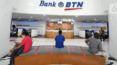 Nasabah menunggu di lobby untuk bertransaksi di Kantor Bank BTN Cabang Harmoni, Jakarta, Kamis (17/6/2021). Bank BTN tengah berfokus pada penyaluran dana PEN dalam bentuk  subsidi bunga KPR dan UMKM kurang lebih mencapai 1,15 juta debitur dengan nilai sekitar Rp2,49 triliun. (Liputan6.com/HO/BTN)