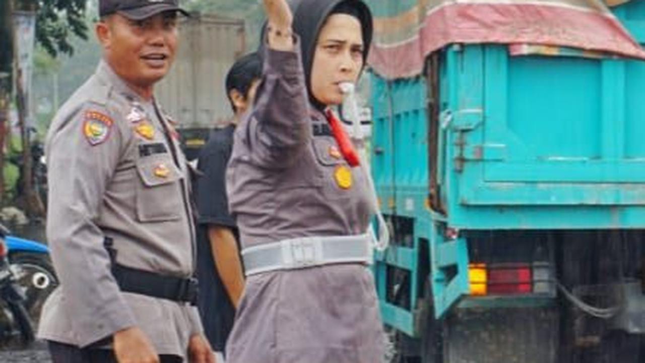 Aksi Perwira Polwan Rohil Atur Lalu Lintas saat Banjir Sambil Sosialisasi Pemilu