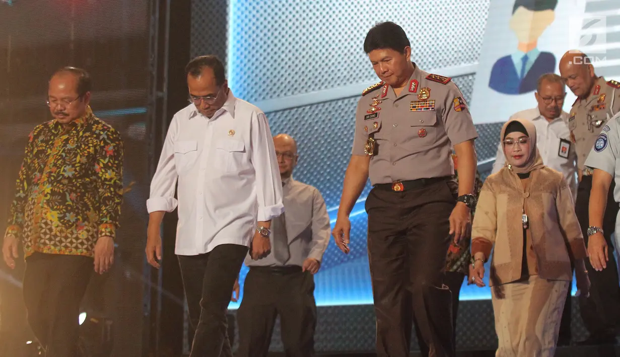 Wakapolri Komjen Ari Dono didampingi Menteri Perhubungan Budi Karya Sumadi (tengah) dan Ketua Ombudsman Amzulian Rifai (kiri) pada peluncuran pendaftaran Smart SIM atau Surat Izin Mengemudi (SIM) Pintar di Gedung Basket Indoor Senayan, Minggu (22/9/2019). (Liputan6.com/Johan Tallo)