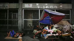 Sejumlah warga tidur di pinggir jalan di kawasan Tondo, Manila, Selasa (18/10). Banyak warga Filipina memilih tidur di jalan dan meninggalkan rumah mereka karena khawatir menjadi sasaran terkait operasi anti-narkoba Duterte. (REUTERS/Damir Sagolj)