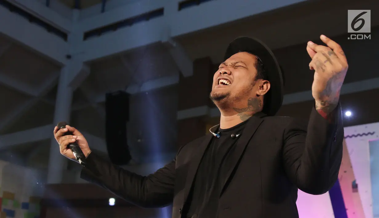 Aksi panggung Virgoun saat menghibur peserta Emtek Goes To Campus 2018 di Universitas Negeri Semarang (UNNES), Semarang, Rabu (18/7). Virgoun membawakan 3 lagu salah satunya Bukti dan Cinta untuk Starla. (Liputan6.com/Herman Zakharia)