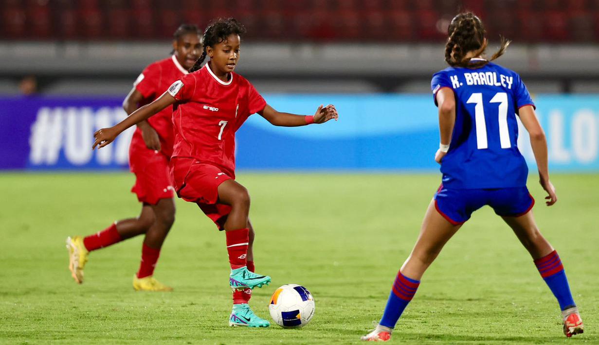 <p>Pemain Timnas Indonesia Putri U-17, Putri Allya (kiri) berusaha melewati penjagaan pemain Timnas Filipina Putri U-17, Kieran Bradley pada laga Grup A Piala Asia Wanita U-17 2024 di Stadion Kapten I Wayan Dipta, Gianyar, Bali, Senin (6/5/2024). (Dok. PSSI)</p>