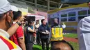 Ketua Umum PSSI, Erick Thohir, saat mendengarkan pemaparan Direktur Prasarana Strategis Ditjen Cipta Karya Kementerian PUPR, Essy Asiah, soal progres renovasi Stadion Manahan, Solo, Minggu (12/3/2023). (Bola.com/Radifa Arsa)