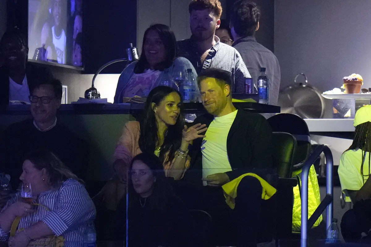 Meghan Markle dan Pangeran Harry Nonton NBA. (AP Photo/Jae C. Hong)