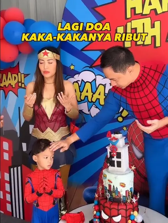 "Walopun aga nyebrang bapaknya Marvel ibunya DC, yang penting doanya, smog Aqli tumbuh kembang jadi anak yg tampan lahir batinnya, sholeh, sehat, pintar, bahagia, baik tulus hatinya, santun & slalu bisa jaga diri & dicinta Allah SWT 🤲🏻." sambung Ayu Dewi. [Instagram/mrsayudewi]