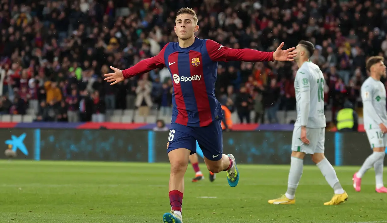 Barcelona tertinggal lima poin dari Real Madrid yang masih kokoh di posisi puncak klasemen Liga Spanyol. (LLUIS GENE/AFP)