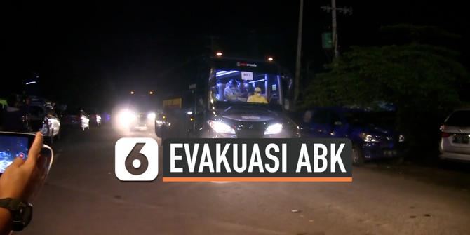 VIDEO: Penampakan 69 ABK Dikawal Ketat Masuk Pelabuhan Indramayu