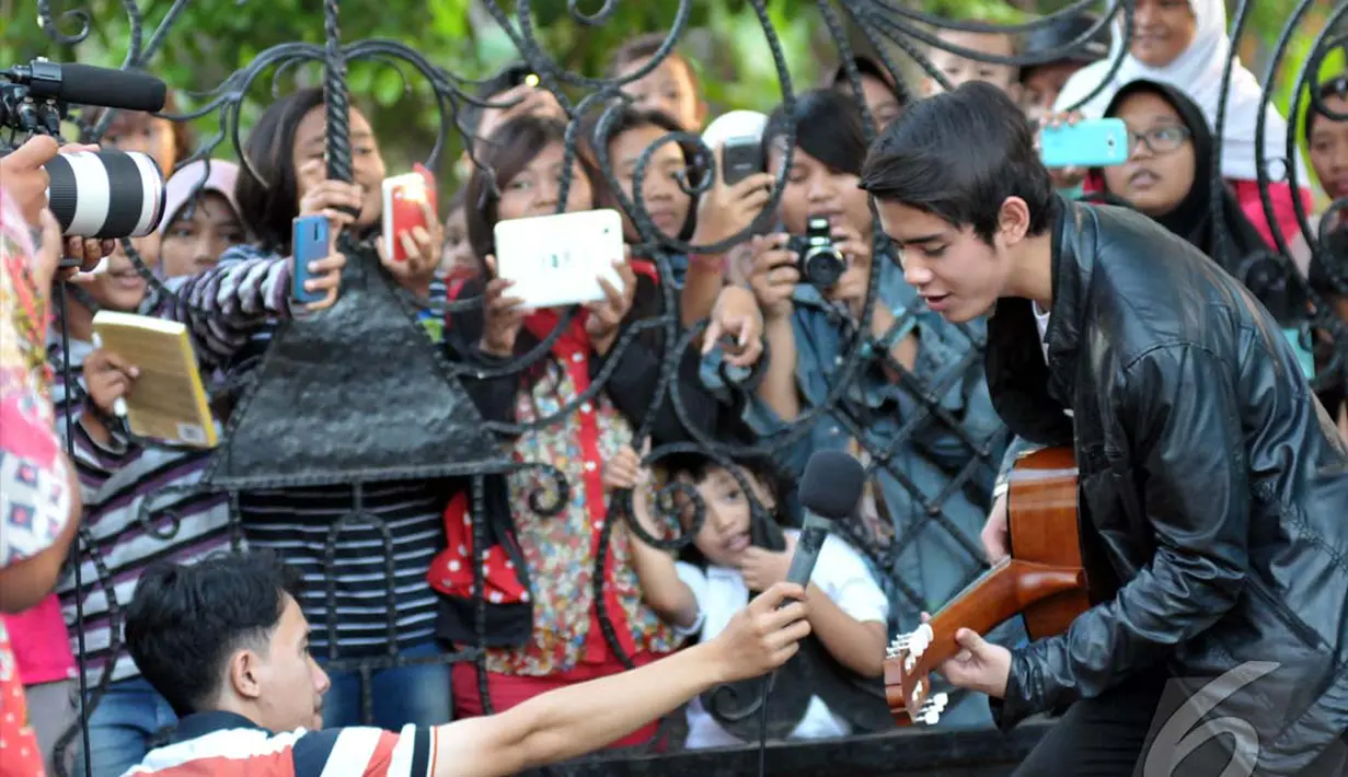 Pemilik nama asli Mohammad Ali Syarief ini menghibur para penggemarnya dengan menyanyikan sebuah lagu, Jakarta, Jumat (11/07/2014) (Liputan6.com/Panji Diksana)