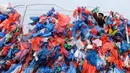 Relawan Nepal dan siswa sekolah mengikat kantong plastik daur ulang membentuk replika Laut Mati di Kathmandu pada 5 Desember 2018. Upaya pembuatan rekor itu diorganisir dengan slogan "One Dead Sea is enough for us". (PRAKASH MATHEMA / AFP)