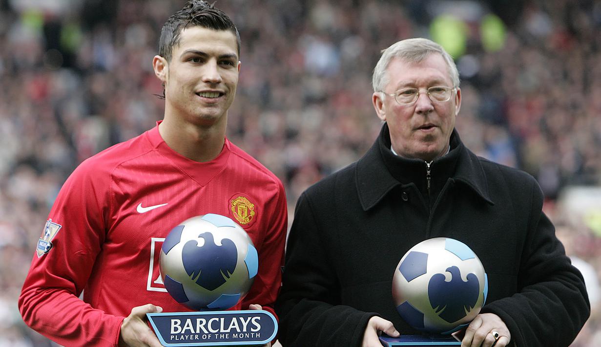 Gelandang Manchester United, Cristiano Ronaldo, bersama manajernya, Sir Alex Ferguson, menerima penghargaan pemain dan manajer terbaik Premier League di Stadion Old Trafford, Manchester, Minggu (13/4/2008). (AFP/Paul Ellis)