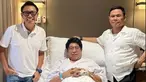 Mendengar sang sahabat masuk rumah sakit dan menjalani operasi, Akri dan Eko Patrio langsung datang menjenguk Parto. Kedua komedian itu kompak memakai baju putih pada saat membesuk. Istri Parto, Dina Risty pun mengucapkan terima kasih atas perhatian yang sudah diberikan. (Liputan6.com/IG/@dienz_36)