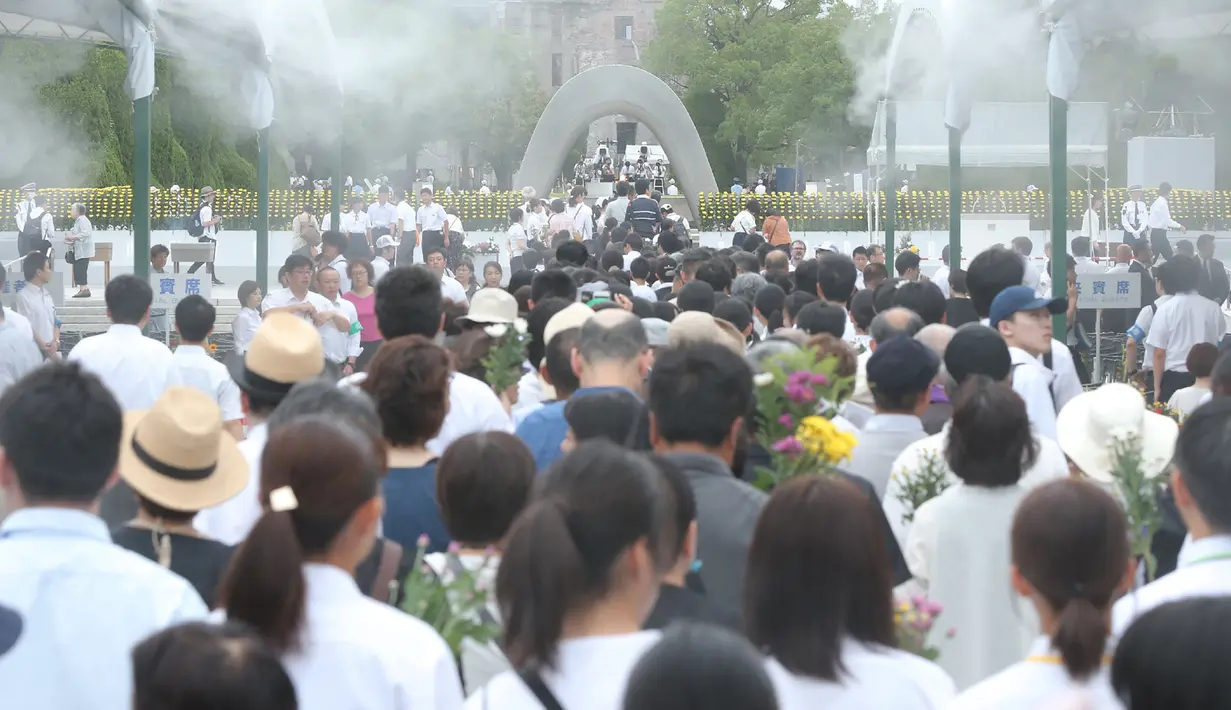Antrean orang-orang yang ingin berdoa untuk para korban bom atom di Hiroshima Peace Memorial Park, pusat kota Hiroshima, Selasa (5/8/2019). Pemerintah Jepang menggelar peringatan jatuhnya bom atom di Kota Hiroshoma 74 tahun lalu yang menandai berakhirnya Perang Dunia (PD) II. (JIJI PRESS / AFP)