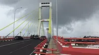 Awan gelap di angkasa Kota Manado, warga diminta waspadai cuaca ekstrem yang bakal terjadi.