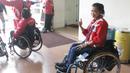 Atlet National Paralympic Comitee (NPC) Indinesia usai mengikuti ASEAN Paragames 2017 di Bandara Adi Soemarmo, Solo, (24/9/2017). Indonesia berhasil meraih juara umum dengan meraih 26 medali emas 75 perak dan 50 perunggu.  (Bola.com/Ronal Seger)
