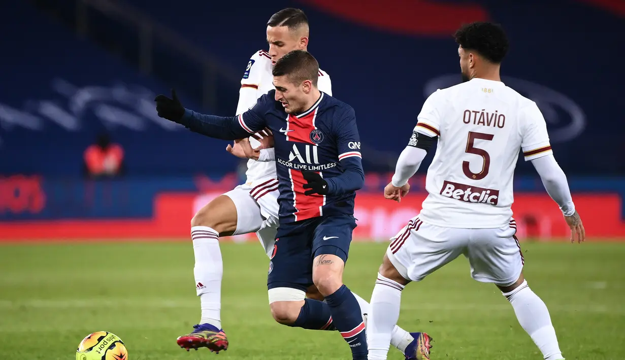 Gelandang Paris Saint-Germain, Marco Verratti (tengah), berebut bola dengan dua pemain Bordeaux, Mehdi Zerkane (kiri) dan Otavio Henrique dalam laga lanjutan Liga Prancis 2020/21 di Parc de Princes Stadium, Sabtu (28/11/2020). Hasil akhir PSG dan Bordeaux bermain imbang 2-2. (AFP/Franck Fife).