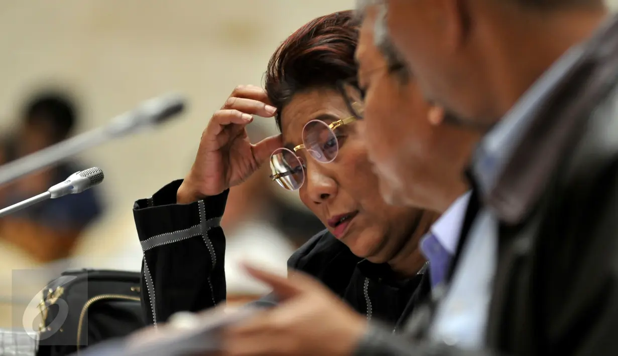Menteri Kelautan dan Perikanan (KKP) Susi Pudjiastuti saat raker dengan Komisi IV DPR di Jakarta, (8/6). Rapat tersebut membahas usulan alokasi dalam Rancangan Anggaran Pendapatan dan Belanja Negara Perubahan (RAPBN-P) 2016. (Liputan6.com/JohanTallo)