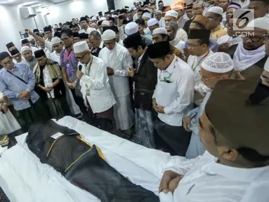 Umat muslim mendoakan jenazah KH Maimun Zubair atau Mbah Moen saat akan disemayamkan di Kantor Urusan Haji Daker Syisyah, Makkah, Arab Saudi, Selasa (6/8/2019). Jenazah Mbah Moen disemayamkan usai dimandikan di Masjid Muhajirin Khalidiyah Makkah. (Liputan6.com/HO/Baharuddin/MCH)