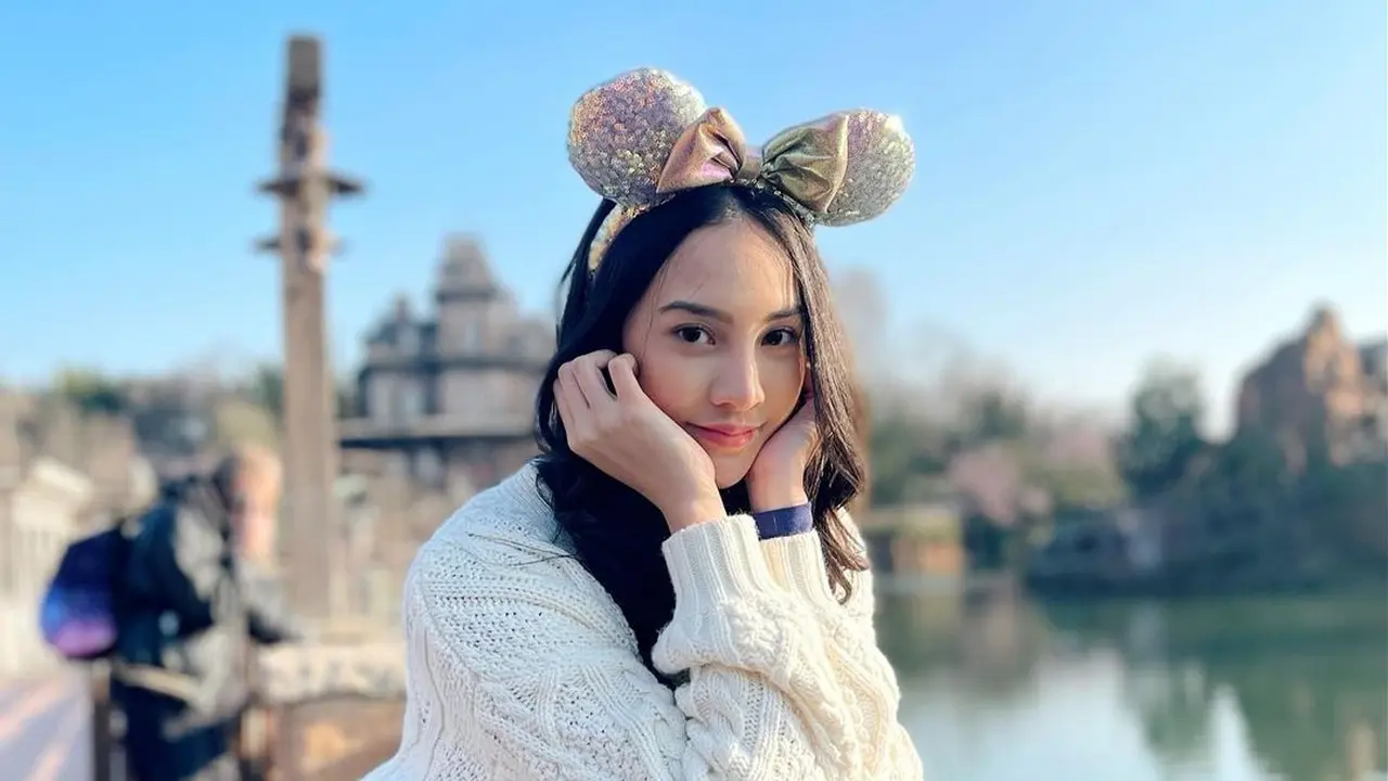 [Fimela] Pakai Bando Minnie Mouse, Anya Geraldine Bikin Salah Fokus