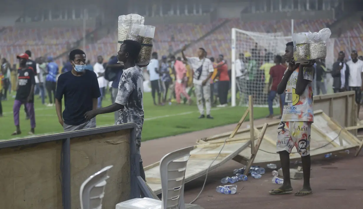 Tersingkirnya Nigeria membuat para suporter yang memadati stadion pun berang. Mereka tidak bisa menerima hasil yang di peroleh Victor Osimhen dkk. (AP/Sunday Alamba)