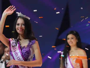 Jasi Michelle Tumbel, asal Manado melambaikan tangan usai dinobatkan menjadi Miss Celebrity Indonesia 2016 pada grand final di Studio 6 Emtek City, Jakarta, Kamis (14/10). Jasi berhak mendapatkan hadiah uang Rp 50 juta. (Liputan6.com/Herman Zakharia)