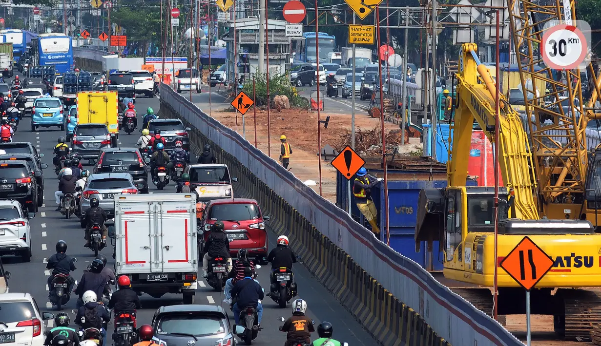 Dinas Perhubungan DKI Jakarta mengantisipasi dampak lalu lintas yang akan terjadi selama proyek konstruksi LRT Jakarta Fase 1B. (merdeka.com/Imam Buhori)