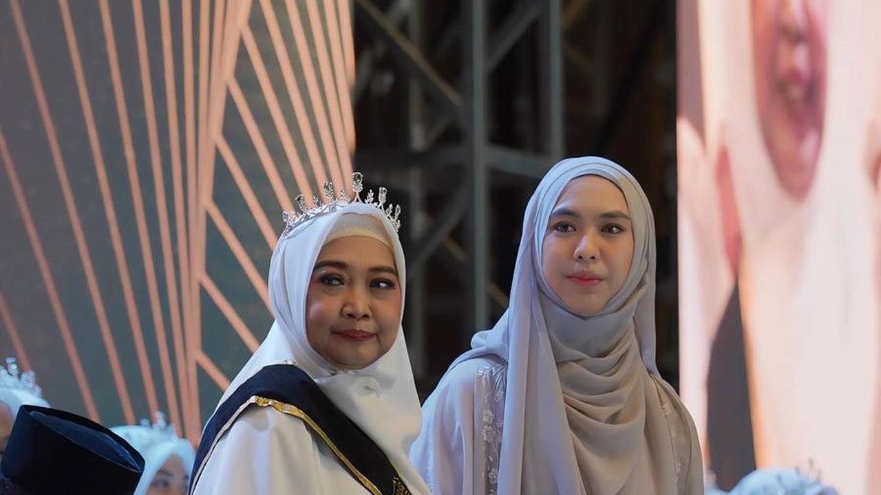 Tersampir di bahunya, selempang bertuliskan "WISUDAWATI TAHFIDZ 20 JUZ" menjadi simbol pencapaian luar biasa Yunifah Ismawati.<br><br>