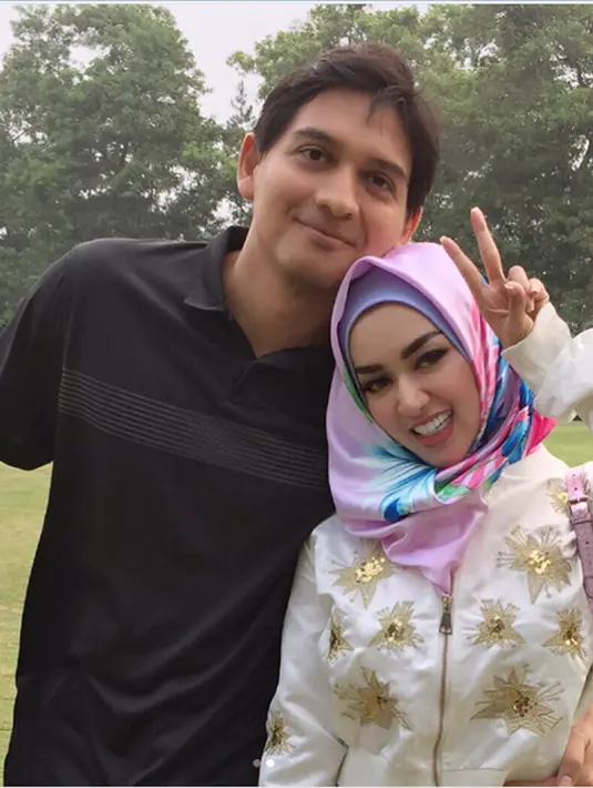 Dalam sebuah tayangan di salah satu televisi swasta, penyanyi yang juga pemeran kelahiran Ciganjur 29 tahun silam itu membenarkan dirinya digugat cerai. Sambil berurai air mata Tiara menjelaskan terkait rumah tangganya. (Instagram/tiaradewireal)