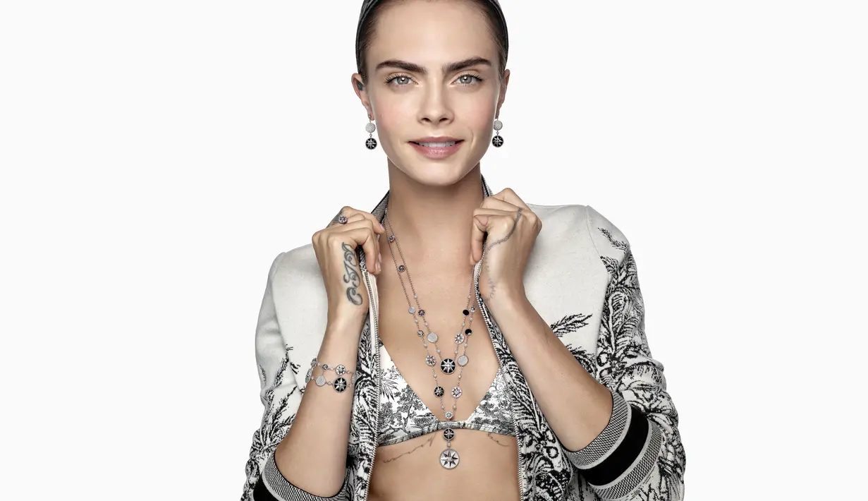Pesona keberuntungan dan lambang modernitas ini dibuat untuk dikumpulkan dan digabungkan. Pas buat inspirasi styling perhiasan layering ala Cara Delevigne. (Foto: Dior)