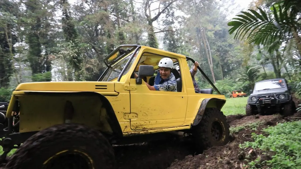Gubernur Jawa Tengah, Ganjar Pranowo menjajal tracck offroad di Baturraden, Banyumas, Jawa Tengah. (Foto: Liputan6.com/Humas Pemkab Banyumas)