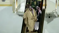 Raja Salman menuruni eskalator emas yang macet di Vnukovo International Airport, Rusia. (AP/ Ivan Sekretarev)